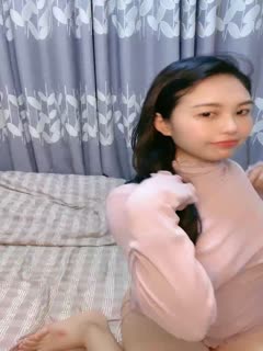 网络传媒公司年轻时尚小情侣不务正业抽空钟点房干炮子妹子很猴急主动吃肉棒衣服不脱搞大白屁股很诱人